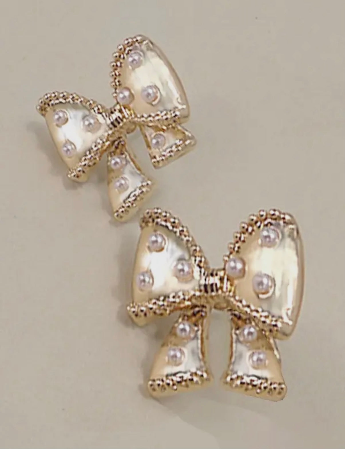 Pearl and bow studs