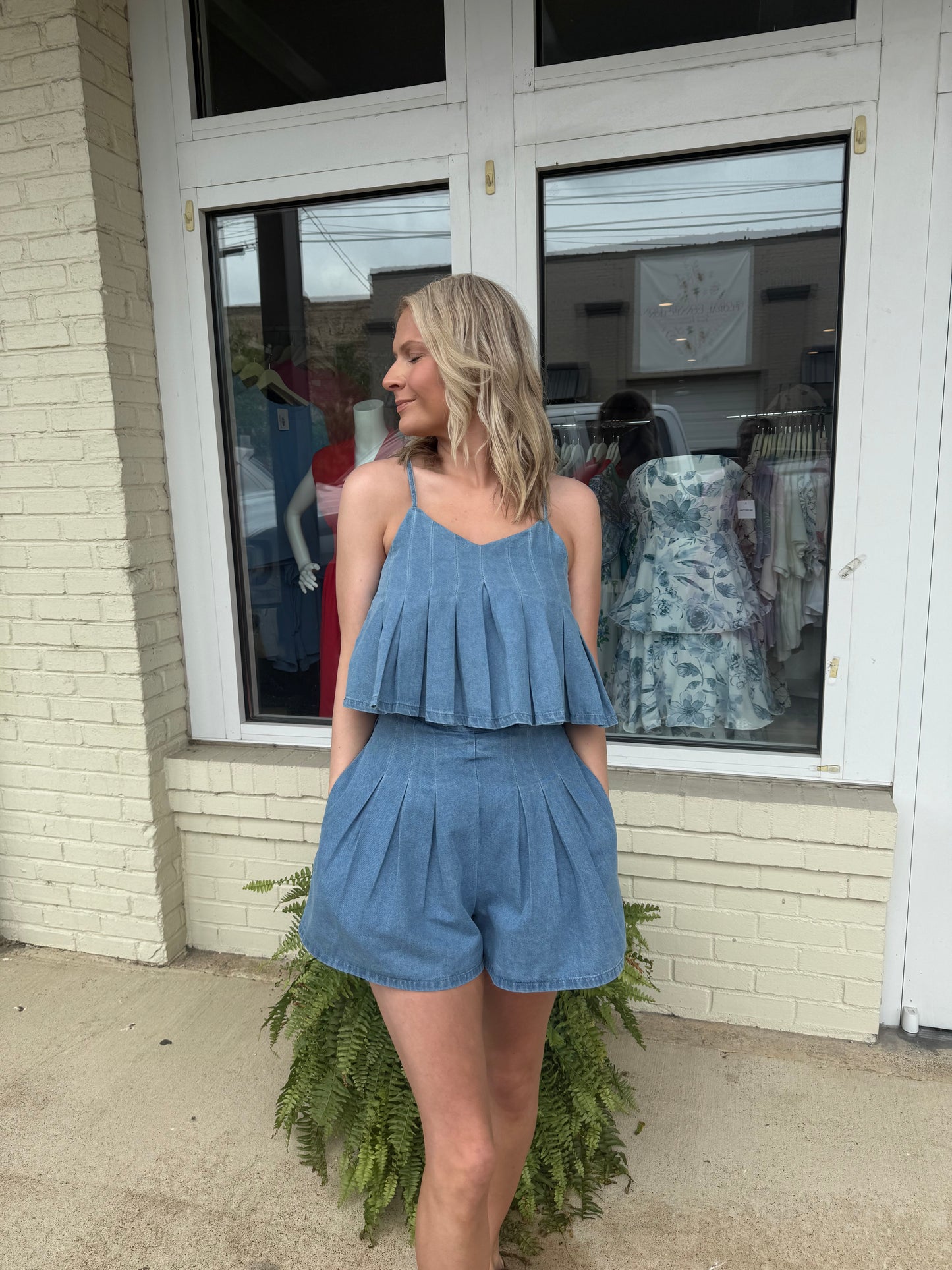 Denim pleated shorts