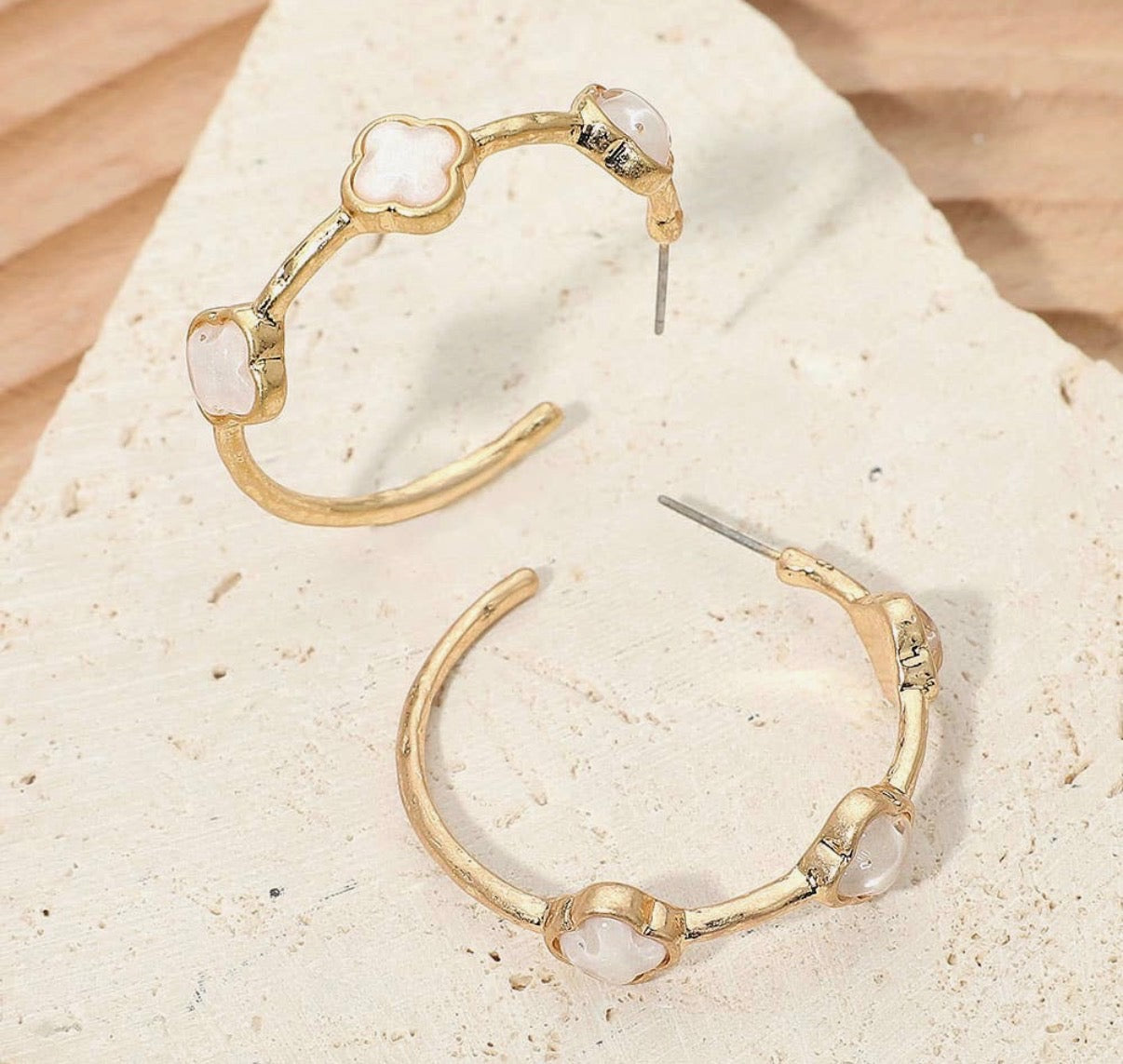 Gold clover pearl hoops